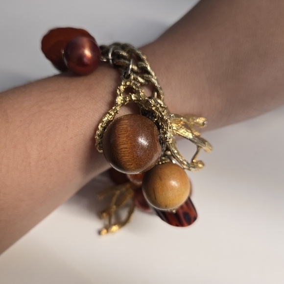 Bakelite gold tone charm bracelet - Picture 4 of 6